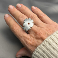 Statement-silverring-med-nedsänkt-orange-safir