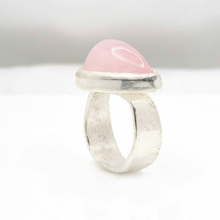 Cocktailring med ovanligt pigg rosa rosenkvarts i droppform.