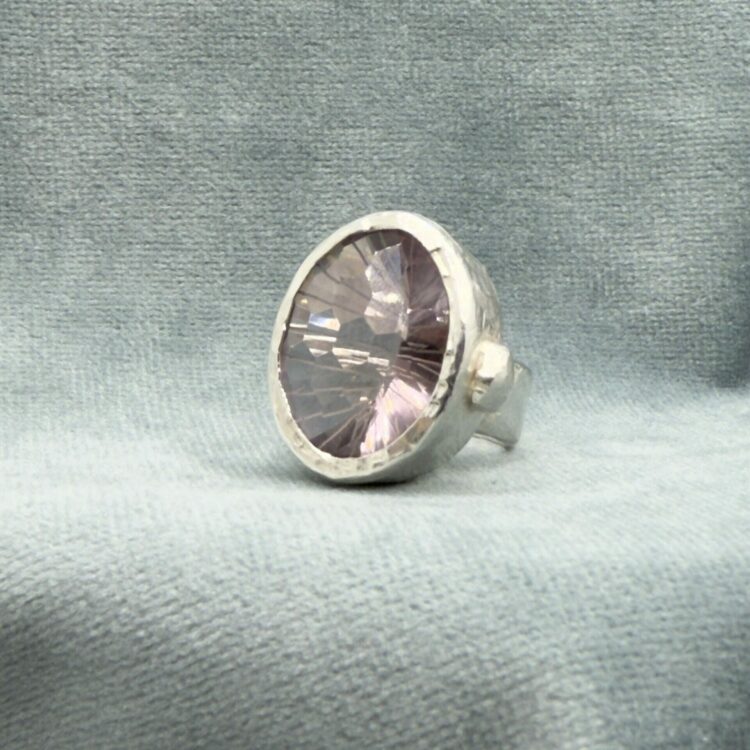 Cocktailring med stor ametist Cocktailring med stor ametist