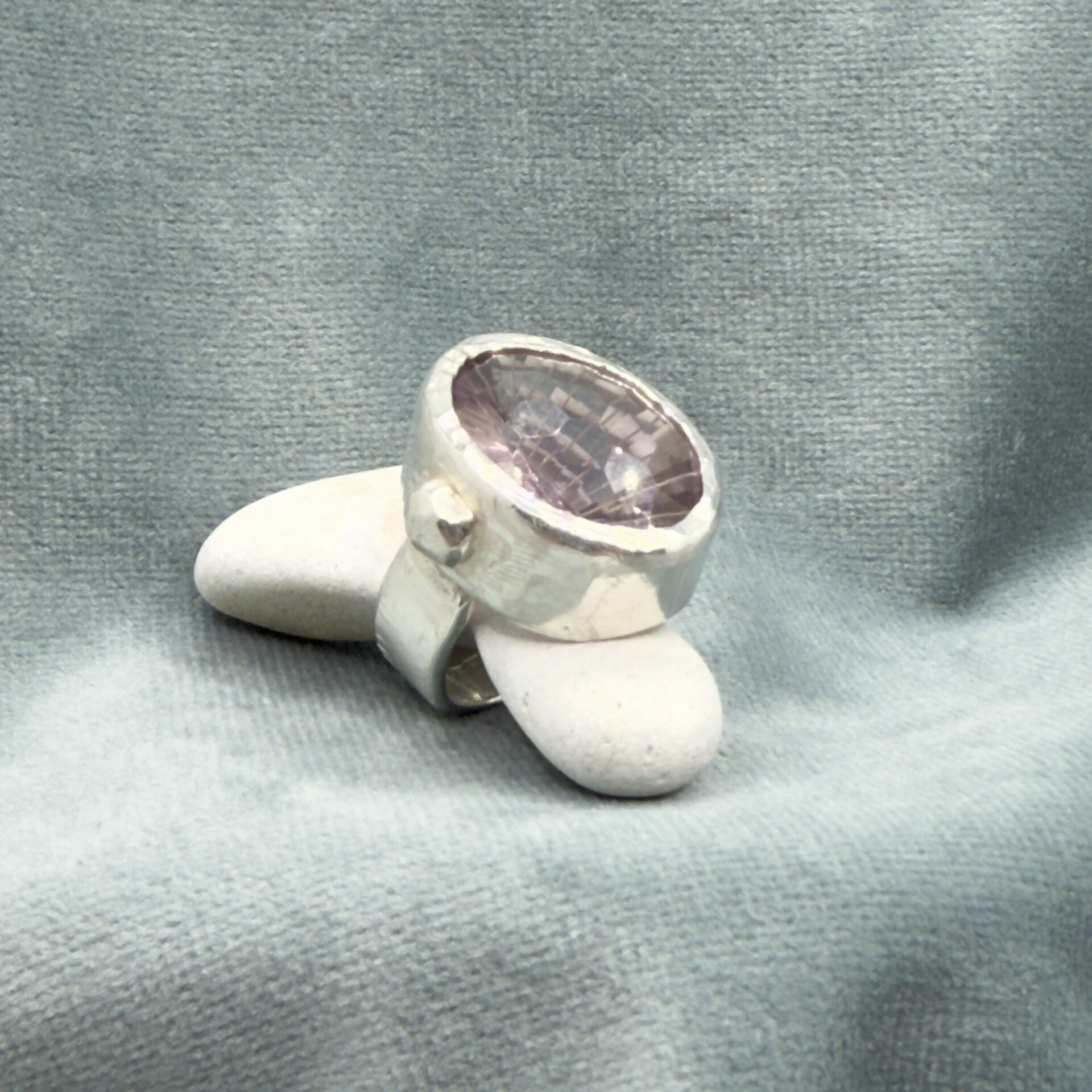 Cocktailring med ovanlig slipning - en rosabeige-lila ametist.