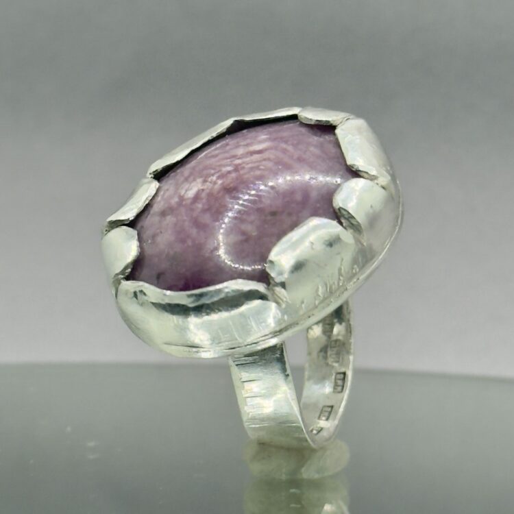 Chunky cocktailring med rosalila stjärnrubin Chunky cocktailring med rosalila stjärnrubin