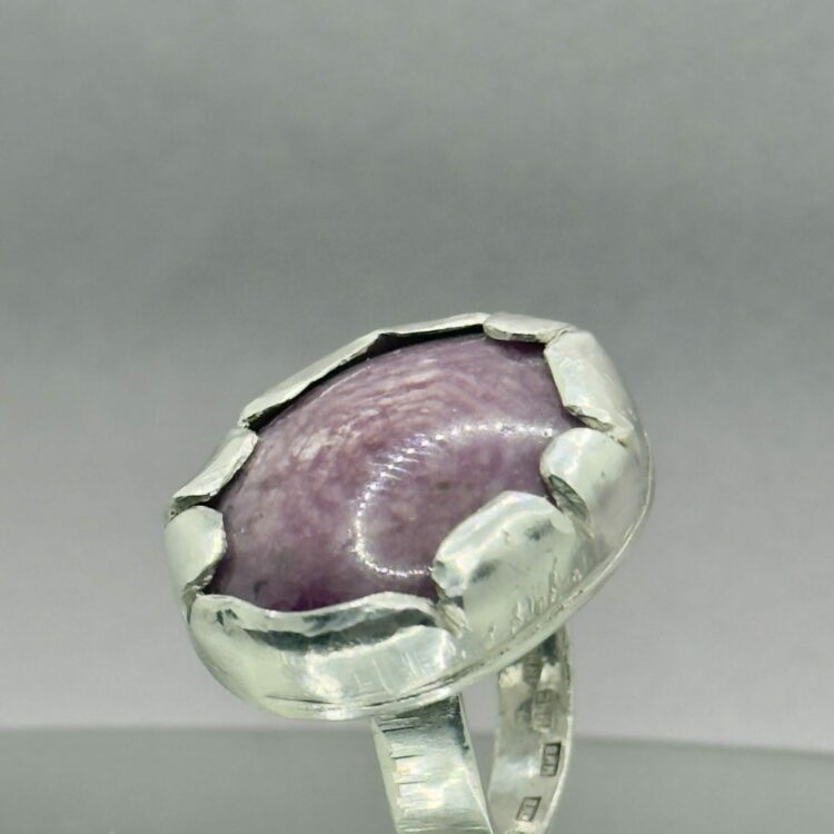 Chunky cocktailring med rosalila stjärnrubin Chunky cocktailring med rosalila stjärnrubin