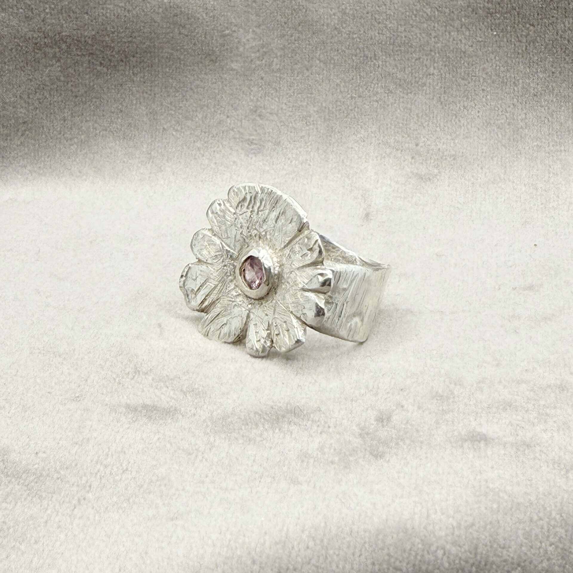 Unik handgjord silverring med rosa safir