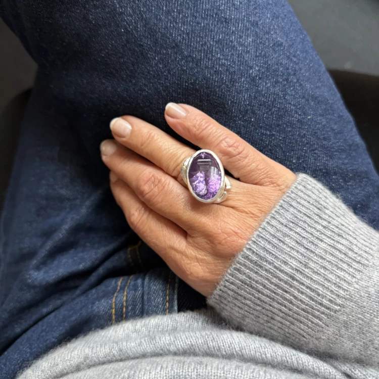 Unik slipning på klart lila ametist - cokctailring i silver Hand med stor ring i silver. ringen har en ovalt formad lila ametist.