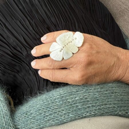 Organisk bold statementring handgjord i silver Organisk bold statementring handgjord i silver