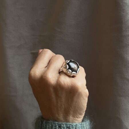 Chunky silverring med svart stjärnsafir, handgjord i Sverige Chunky silverring med svart stjärnsafir, handgjord i Sverige