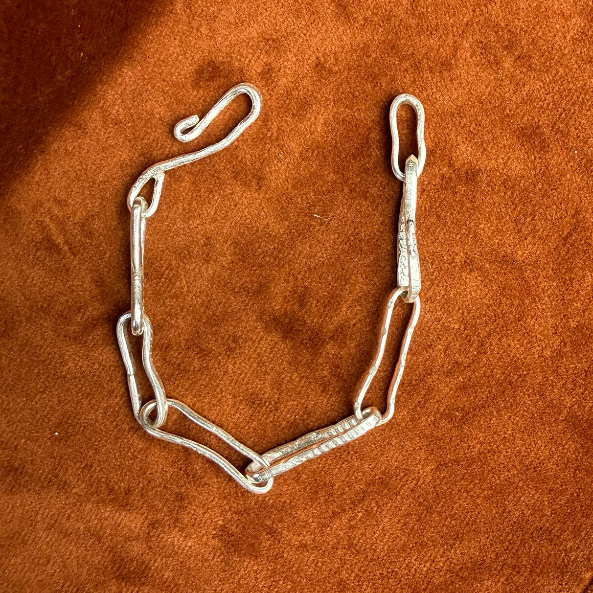 Silvermband,-handgjort-med-olikformade-länkar.-Link-A-208.2