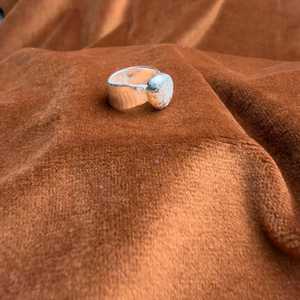 Lillfingerring i rent silver, organisk form, Fran Cobble, R219