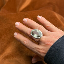 Statementring-i-silver-med-fasettslipad-grön-prasiolit