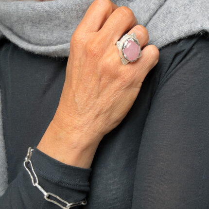 Cocktailring med oval rosa morganit, Odd Moon R225