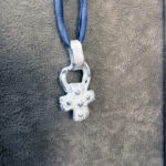 The Crux 004, silverkors med strukturerad yta
