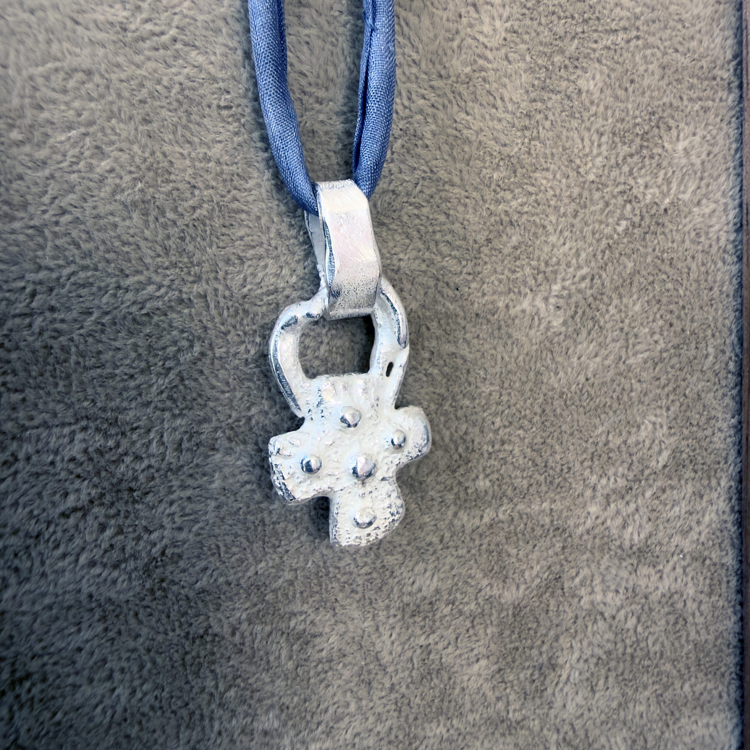 The Crux 004, Moonbird silverkors The Crux 004, silverkors med strukturerad yta - Bild 1