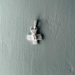 The Crux 005, silverkors med markerad mittpunkt