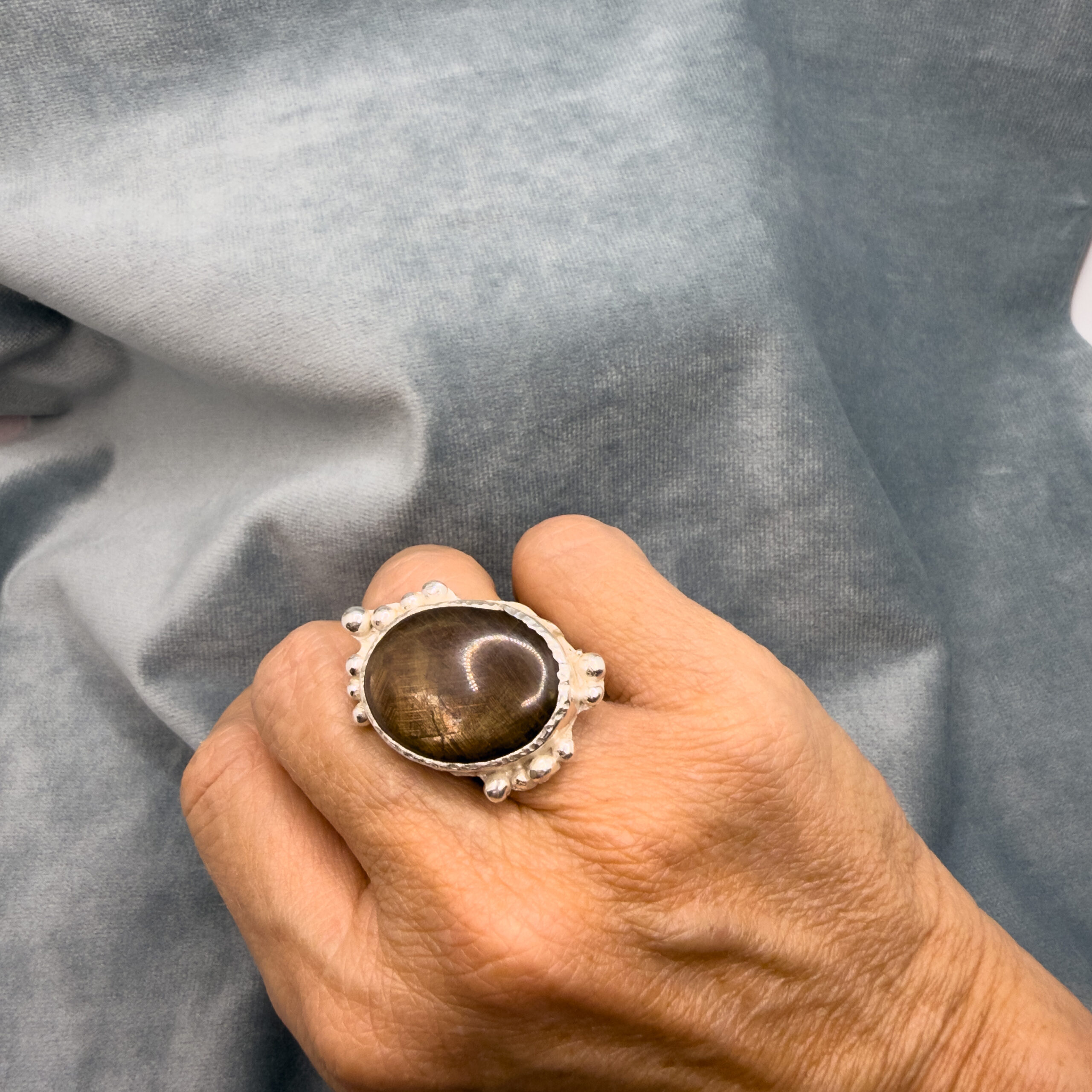 Stor svartbeige ädelsten infattad i rganisk silverfattning Moonbird Odd moon, oval svartbeige safir i silverfattning- R233 - Bild 1