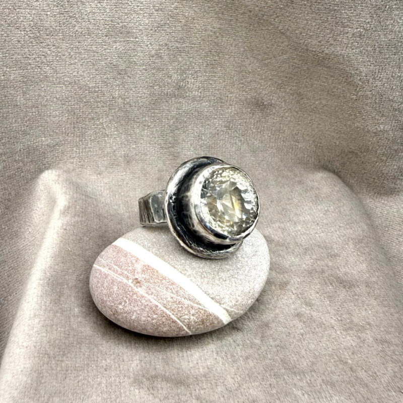 Svagt grön topas i oxiderad fattning, silver cocktailring Moonbird Jewelry