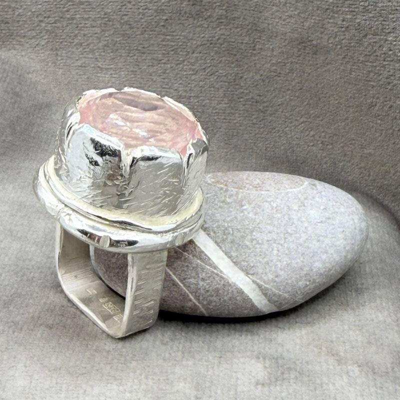 stor cocktailring med rosenkvarts Moonbird Jewelry
