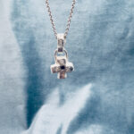 The Crux 006, silverkors med liten grön turmalin - Bild 2